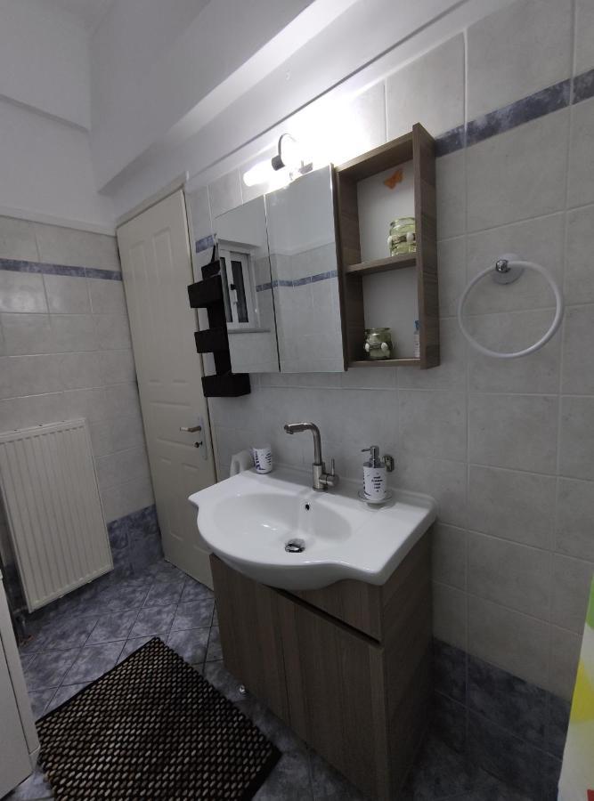 See And City Apartment Aigio Esterno foto